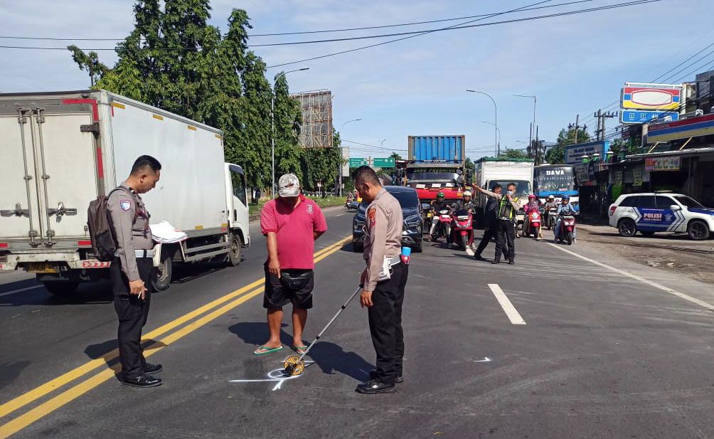 Petugas saat melakukan olah TKP kecelakaan maut di Gempol, Pasuruan.