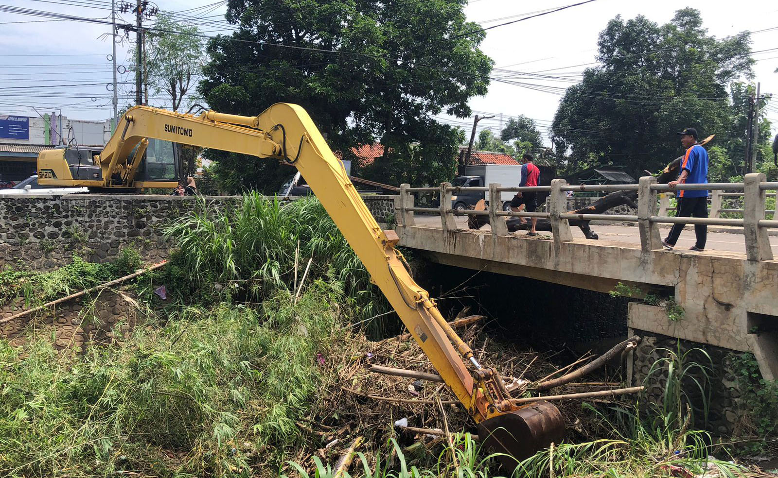KERUK: Ekskavator milik PU SDA Provinsi Jawa Timur membersihkan sampah di aliran Sungai Legundi di Kelurahan Kareng Lor, Kecamatan Kedopok, Kota Probolinggo.