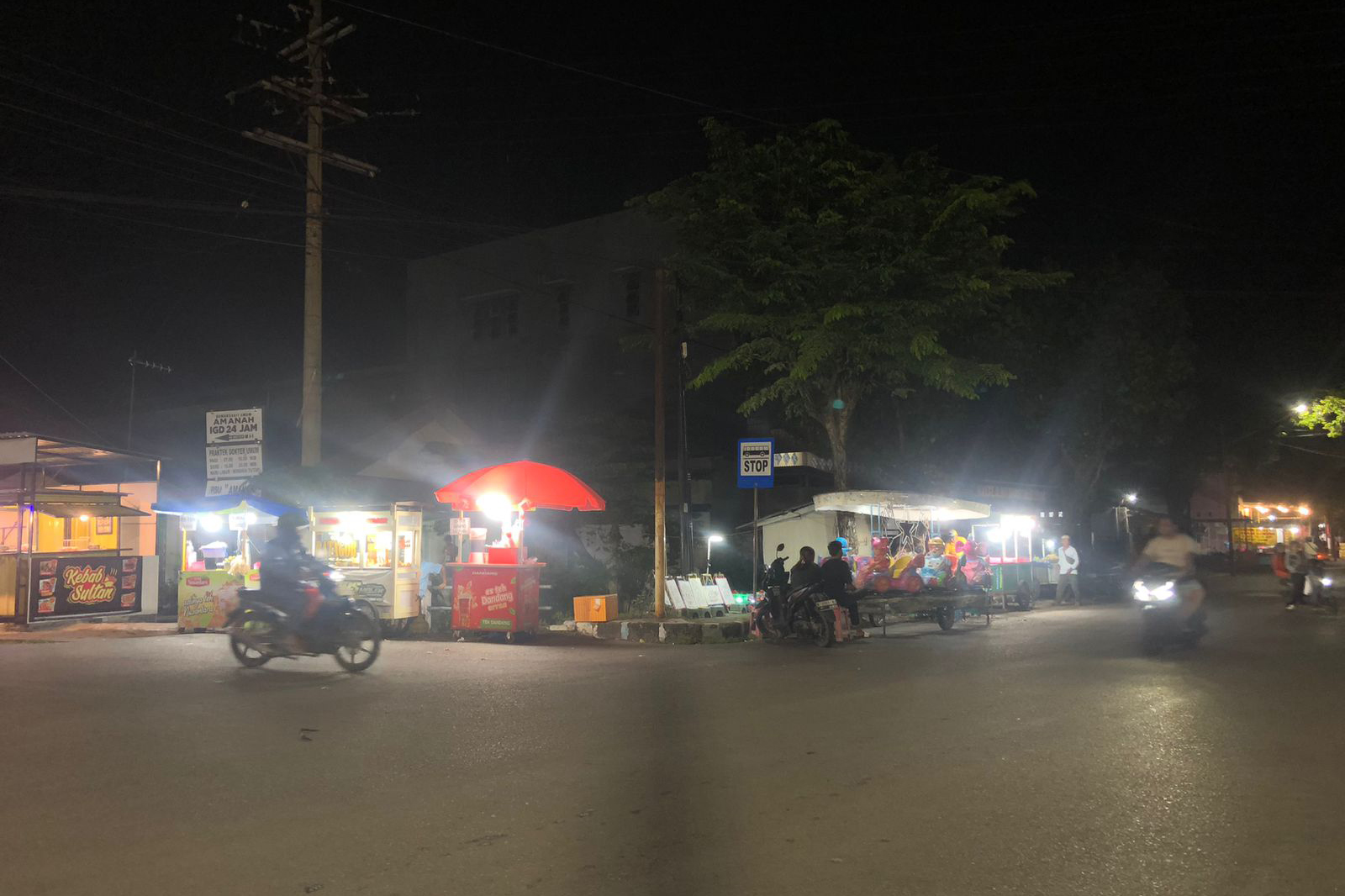 BERJAJAR: Sejumlah PKL yang sedang berjualan di simpang empat Banda, Jalan dr. Moh. Saleh, Kecamatan Mayangan, Kota Probolinggo.
