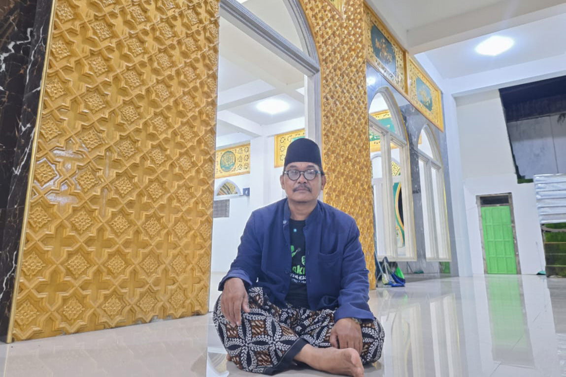 Jarum jam baru menunjuk pukul 03.00. Saat sebagian besar warga Dusun Sukun, Desa Bakalan, Kecamatan Purwosari, Kabupaten Pasuruan, masih terbungkus selimut di tengah udara dingin lereng pegunungan, Ro
