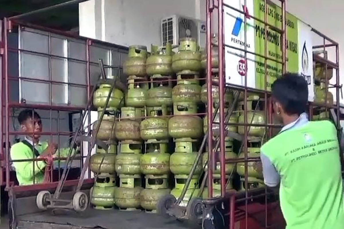 JAGA STOK: Tumpukan tabung gas elpiji di salah satu pangkalan yang ada di Kota Pasuruan. Selama Ramadan, stok elpiji dipastikan aman. Sehingga, masyarakat diminta tidak panic buying.
