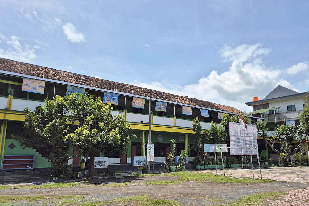 BERKEMBANG: Bangunan SMP dalam Ponpes Roudhutol Ma'ruf Al Hasaniyyah Kota Pasuruan. Dahulu, ponpes ini hanya mengajarkan pendidikan agama. Namun sekarang, sudah menyediakan pendidikan formal.