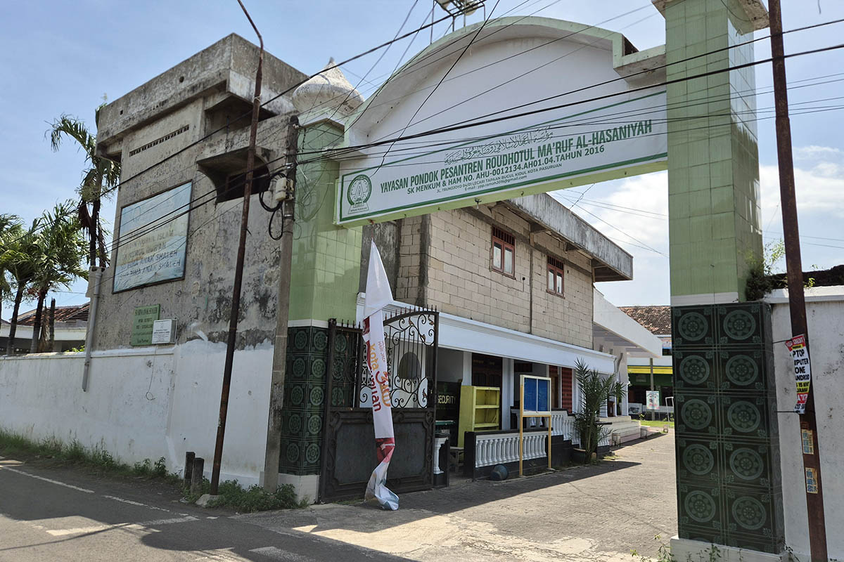 GERBANG: Pintu masuk menuju Ponpes Roudhutol Ma'ruf Al Hasaniyyah dari depan.