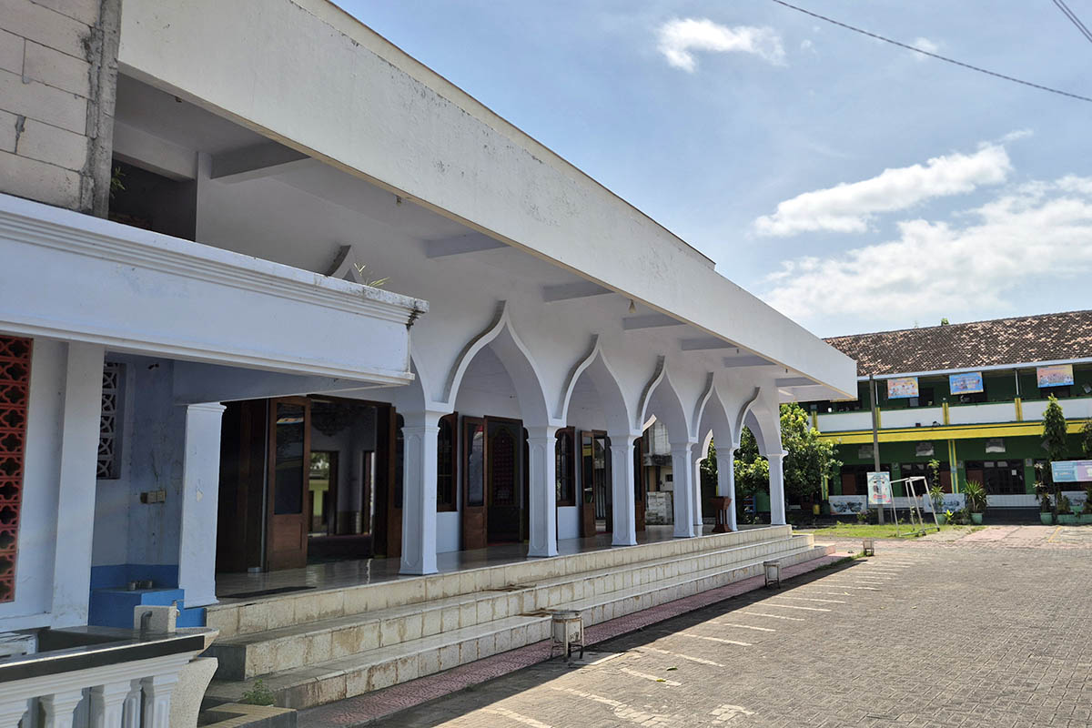 IBADAH: Keberadaan masjid yang ada di lingkungan pesantren. Masjid tersebut menjadi tempat ibadah bagi santri maupun pengurus pondok.