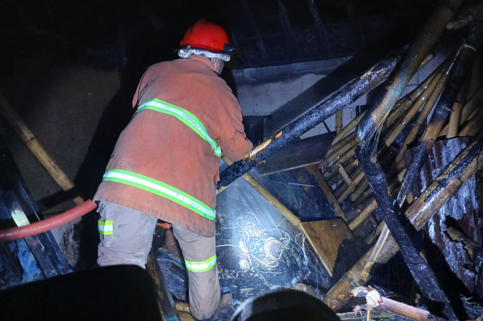 Kobaran api melalap tiga rumah warga Dusun Togur, Desa Tegalwatu, Kecamatan Tiris, Kabupaten Probolinggo, Jumat (20/2) malam. Syukur, api segera berhasil dipadamkan, sehingga tiga rumah itu hanya terb