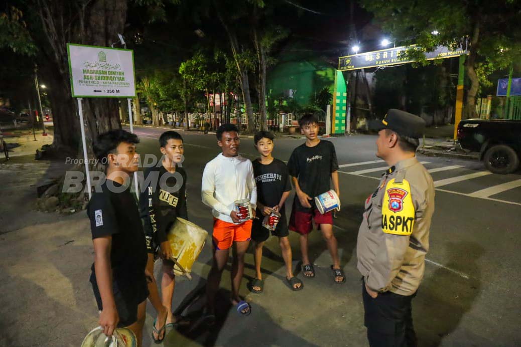 Petugas melakukan sosialisasi kamtibmas kepada sejumlah remaja gugah sahur yang melintas di sekitaran Jl Wahidin, Purutrejo, Purworejo, Kota Pasuruan, Sabtu (21/2) dini hari. 