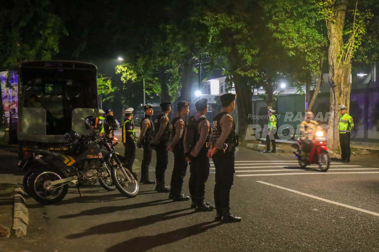 Sejumlah personil gabungan (Satlantas-Sabara-Reskrim dan Intel) Polres Pasuruan Kota melakukan PAM antisipasi balap liar di Jl. Wahidin Kota Pasuruan.