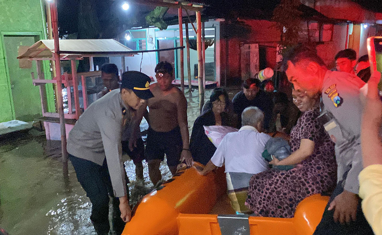 EVAKUASI: Perahu karet dikerahkan untuk mengevakuasi lansia di Kraksaan, Kabupaten Probolinggo.