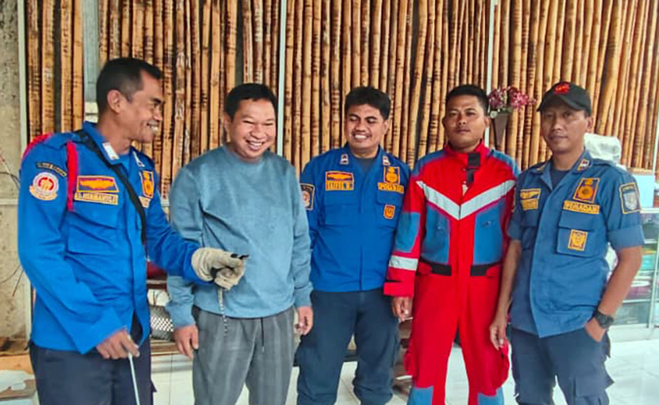 EVAKUASI: Tim Damkar Satpol PP Kota Probolinggo mengevakuasi biawak di rumah Vera, warga Kelurahan Sukabumi, Kecamatan Mayangan, Minggu (22/2).