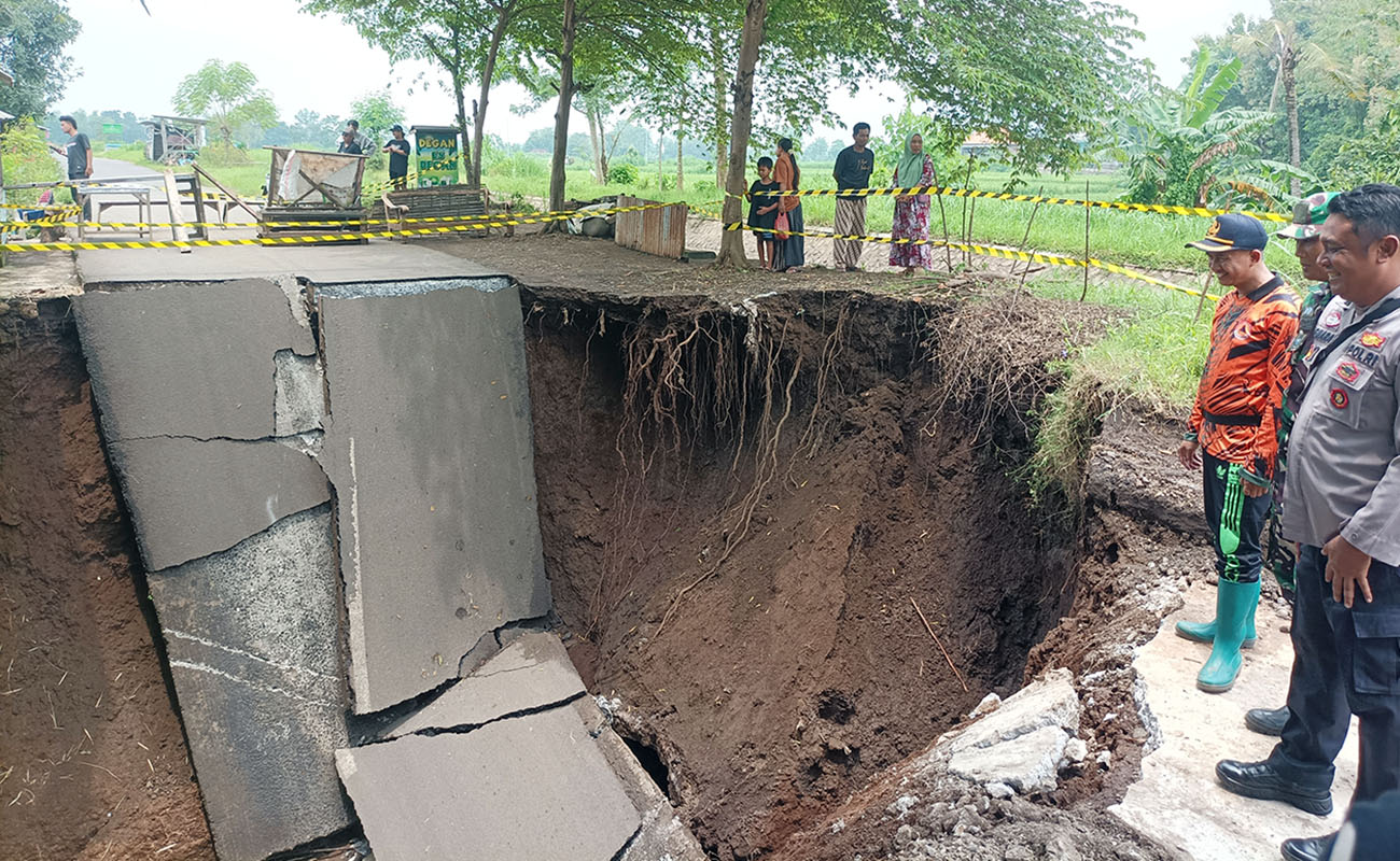 PUTUS TOTAL: Lobang mengaga usai ambrolnya jalan kabupaten masuk Desa Sumbercenteng, Kecamatan Kotaanyar, Minggu (22/2).