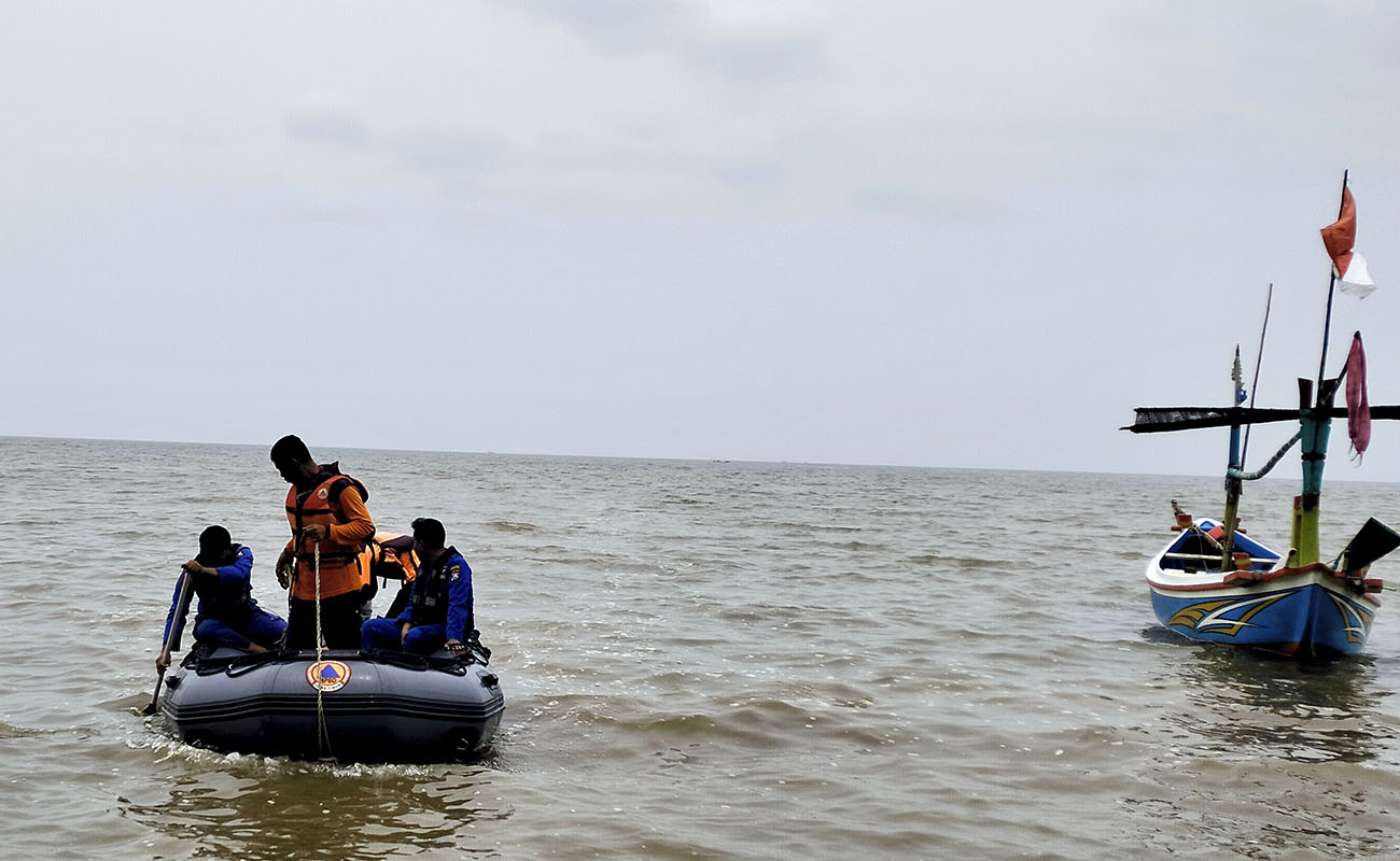 SISIR PANTAI: Tim gabungan menyisir memperluas pencarian terhadap Aura Firza Farzana, 10, ke Pantai Duta, Desa Randutatah, Paiton, Minggu (22/2). 