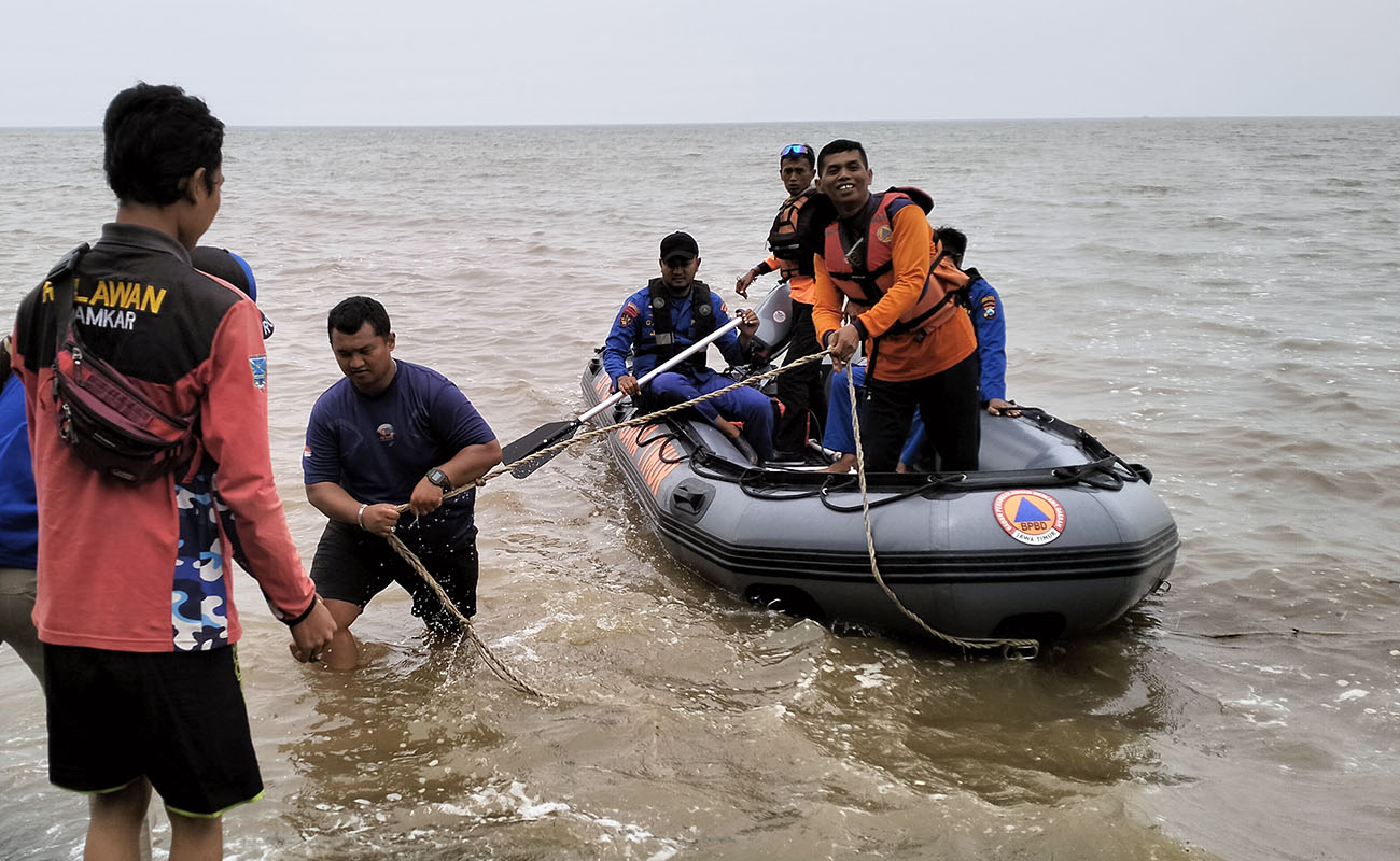 SISIR PANTAI: Petugas menyisir Pantai Duta, Desa Randutatah, Kecamatan Paiton, mencari keberadaan Mat Tinggal.