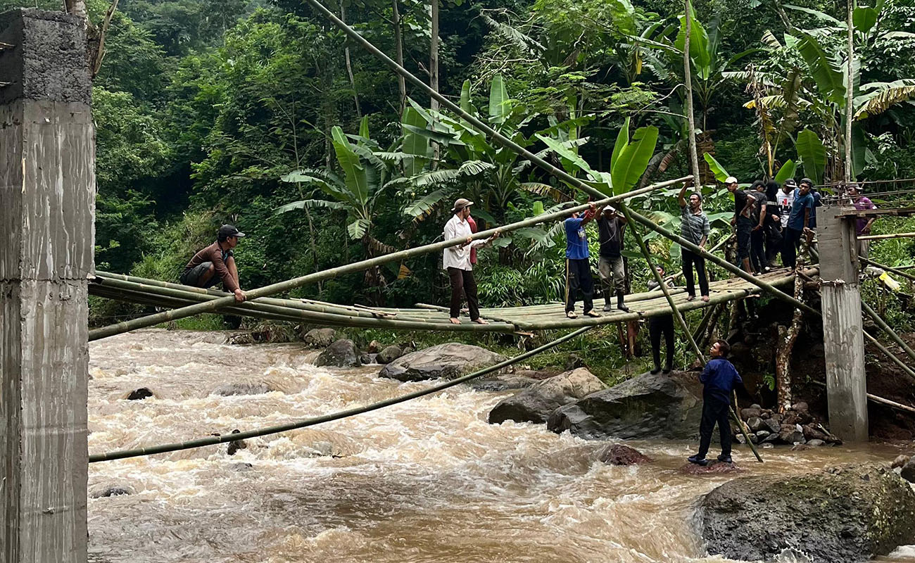 GOTONG ROYONG; Warga Guyangan saat membangun jembatan sementara di desanya yang putus akibat banjir, beberapa waktu lalu.