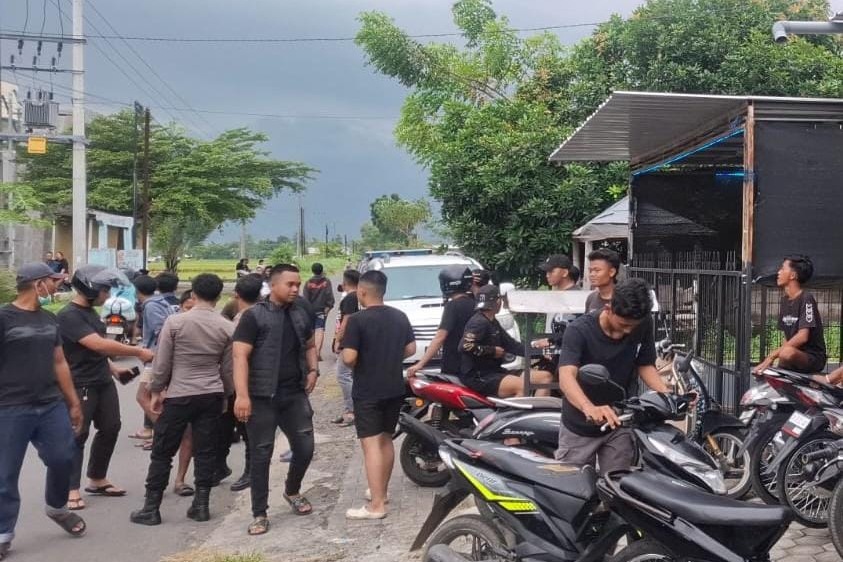 BUBAR: Anggota Polres Probolinggo mengamankan sejumlah motor dari aksi balap liar di Desa Sumberan, Kecamatan Besuk, Jumat (20/2).