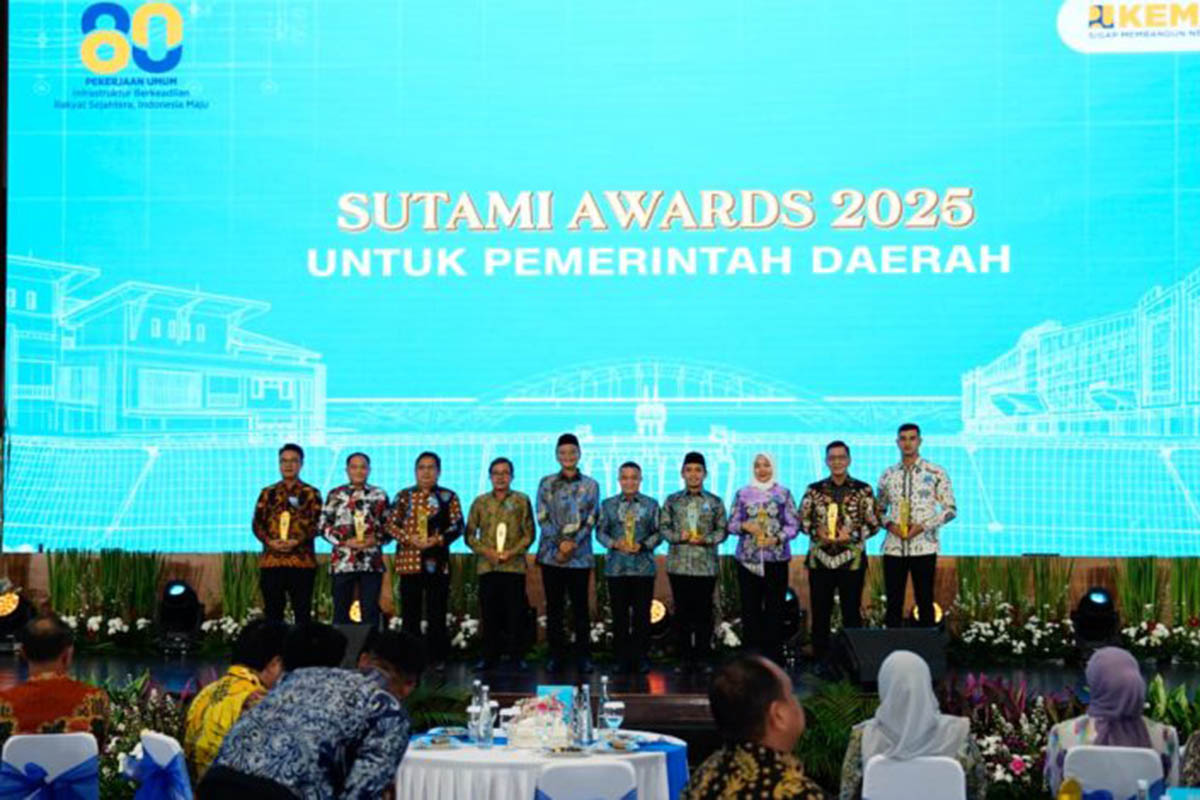 BERPRESTASI: Mas Adi saat menerima penghargaan Sutami Awards sebagai Kota Kedua dengan Transformasi Pengelolaan Sampah terbaik.