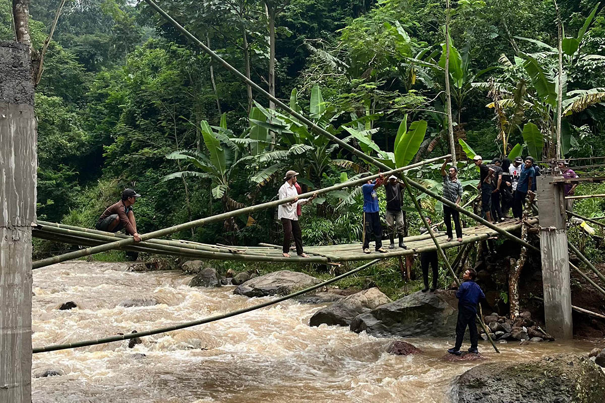 BANGUN: Warga Guyangan saat membangun jembatan sementara di desanya yang putus akibat banjir beberapa waktu lalu.
