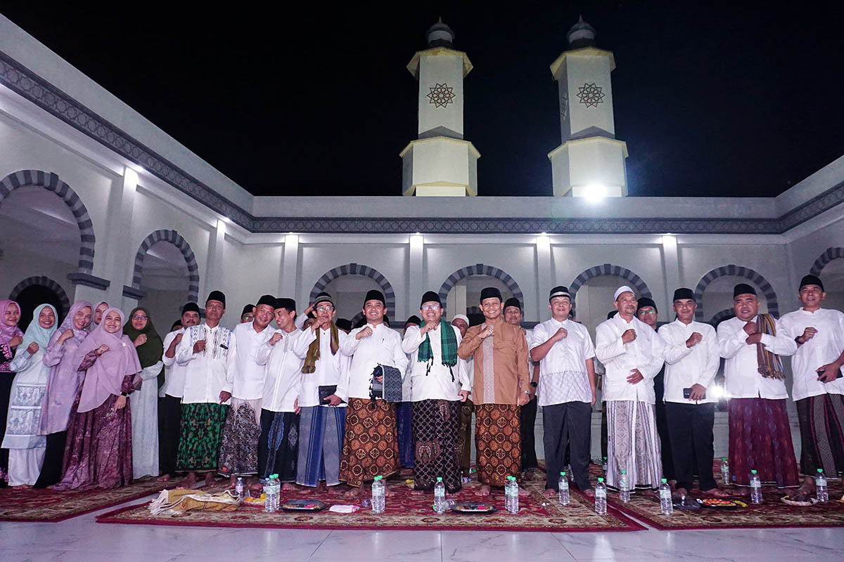 HARMONI: Momen Mas Adi dan Mas Nawawi saat guyub rukun bersama warga melaksanakan salat tarawih berjemaah di Masjid Khas Kota Pasuruan.