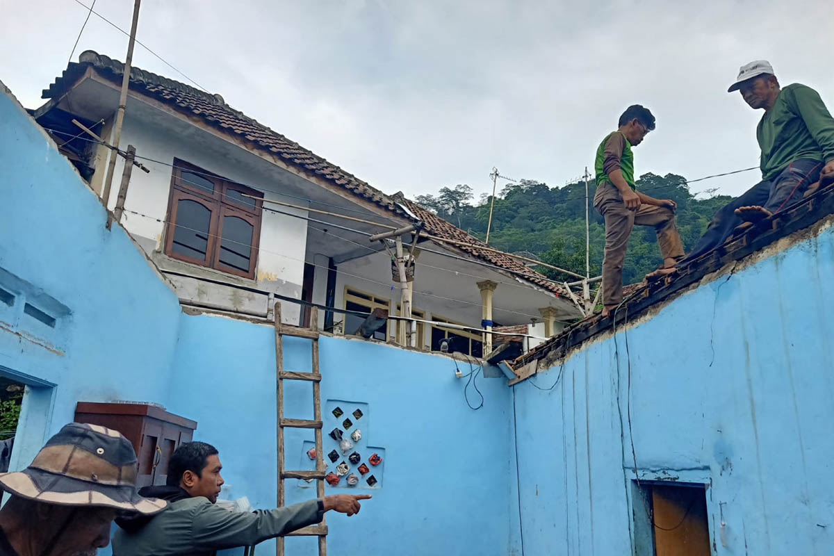 SEBELUM DITANGANI DARURAT: Atap rumah warga di Desa Wonosunyo, Kecamatan Gempol yang rusak usai diterjang angin kencang.