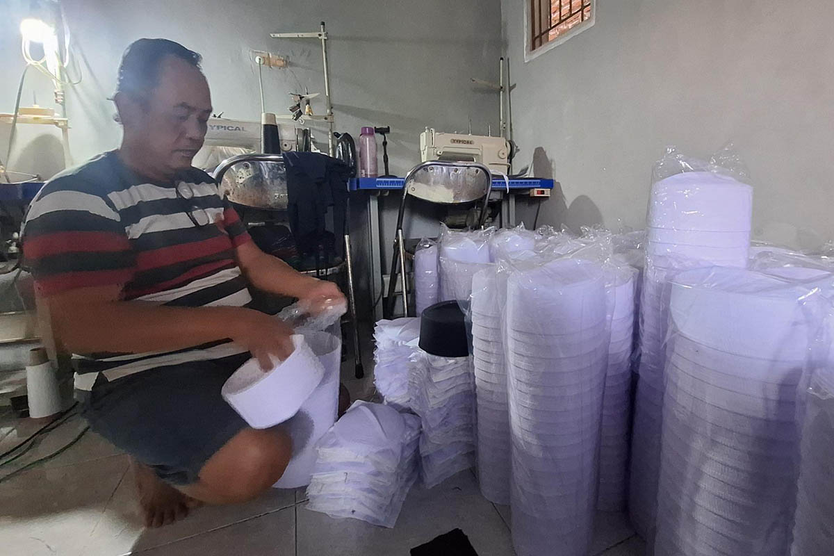 MENINGKAT: Produk peci buatan Bahruji. Pesanan peci ini kerap melonjak tiap kali Ramadan dan musim haji.  