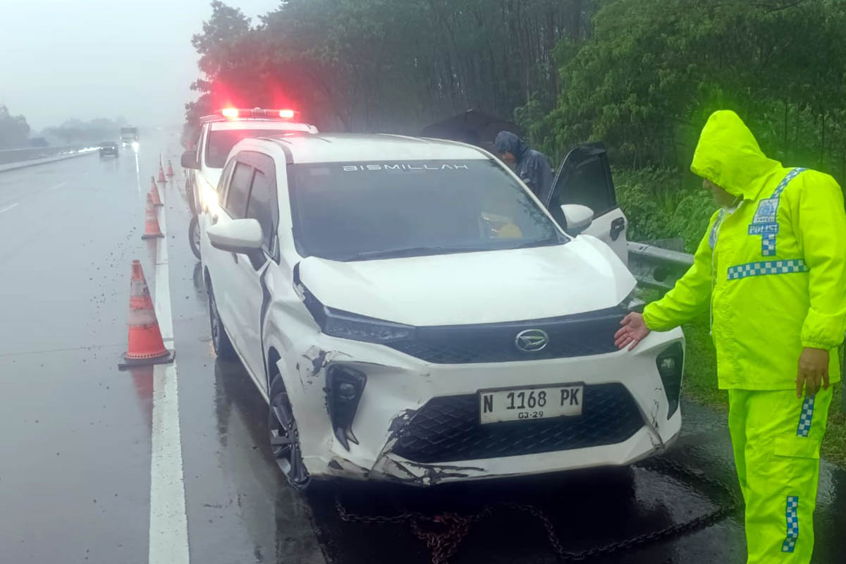 RINGSEK: Petugas PJR menunjukkan kendaraan korban yang ringsek imbas kecelakaan.