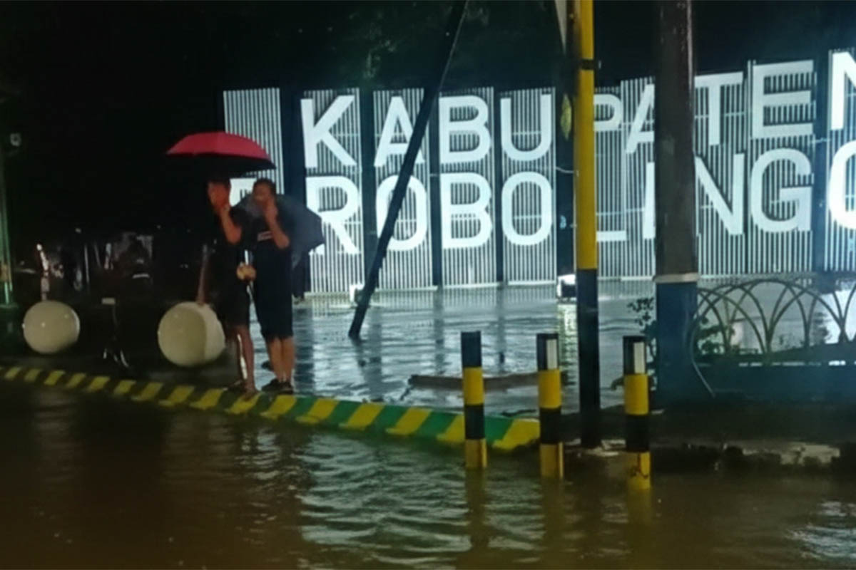 SEBELUM SURUT: Genangan setinggi lutut orang dewasa yang terjadi di Stadion Gelora Merdeka Kraksaan, Minggu (22/2) petang.  