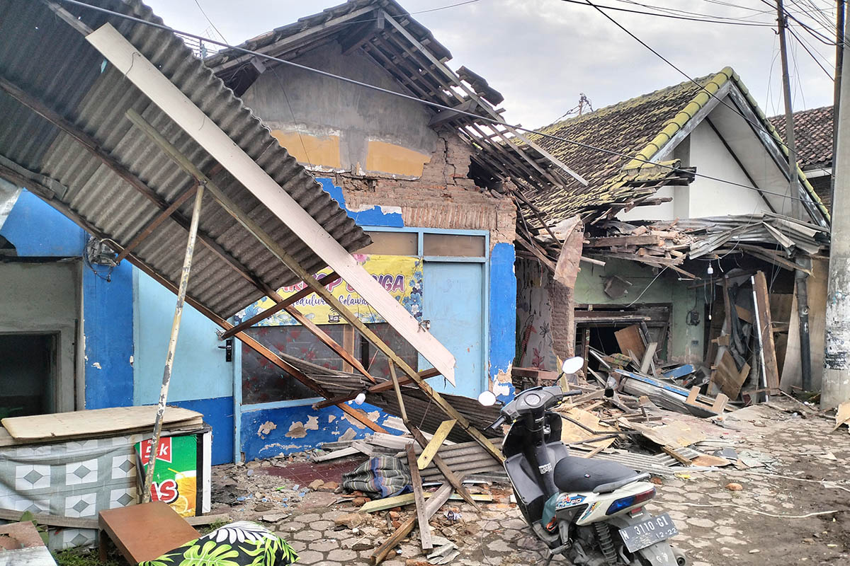 APES: Warkop dan rumah warga tertabrak kontainer, berada di Desa Karangsono, Kecamatan Sukorejo