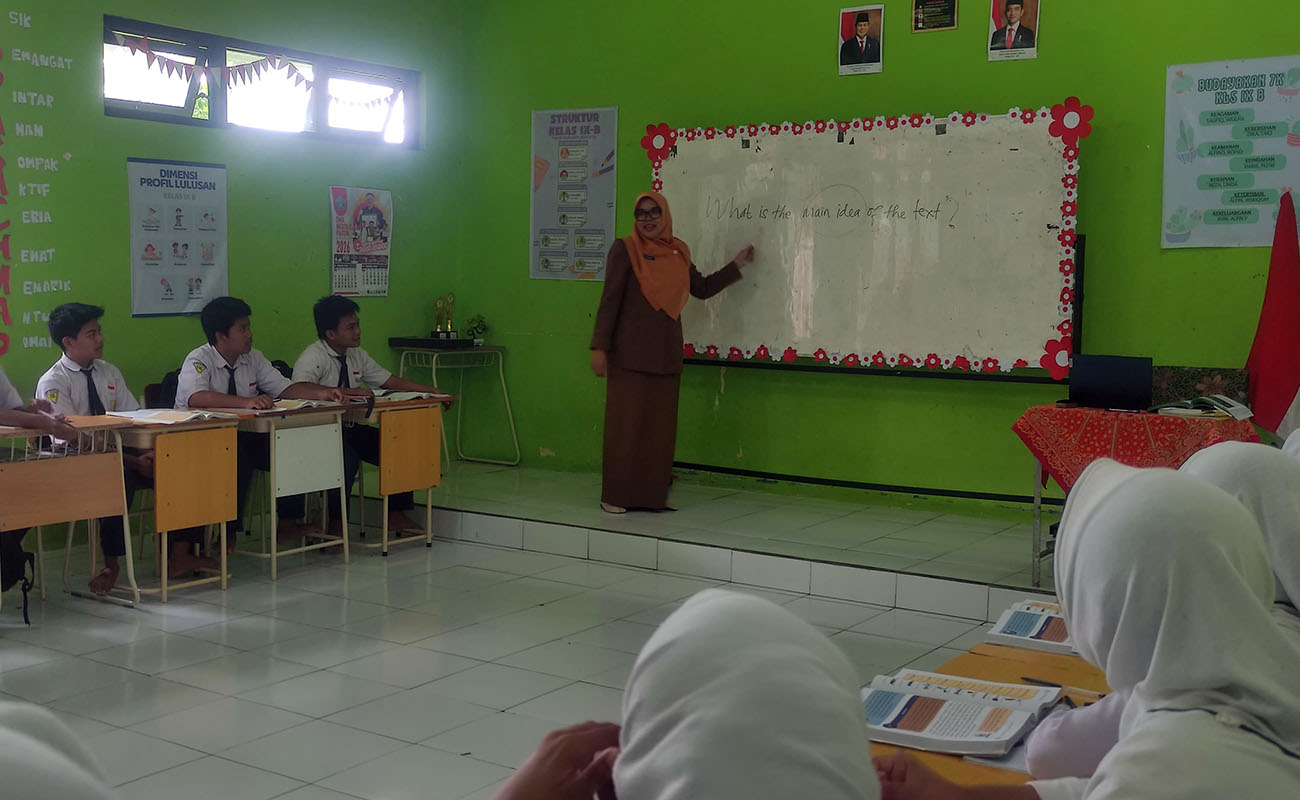 BELAJAR: Sejumlah pelajar SMPN 1 Pakuniran antusias mengikuti proses belajar mengajar Senin (23/2).