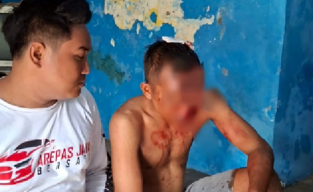 SASARAN AMUK MASSA: AS (kanan) saat diamankan.