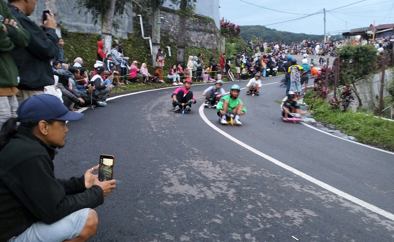 LEPAS SUBUH: Sejumlah pemuda bermain gledekan di Lingkungan Palembon, Kelurahan/Kecamatan Prigen, Minggu (22/2).