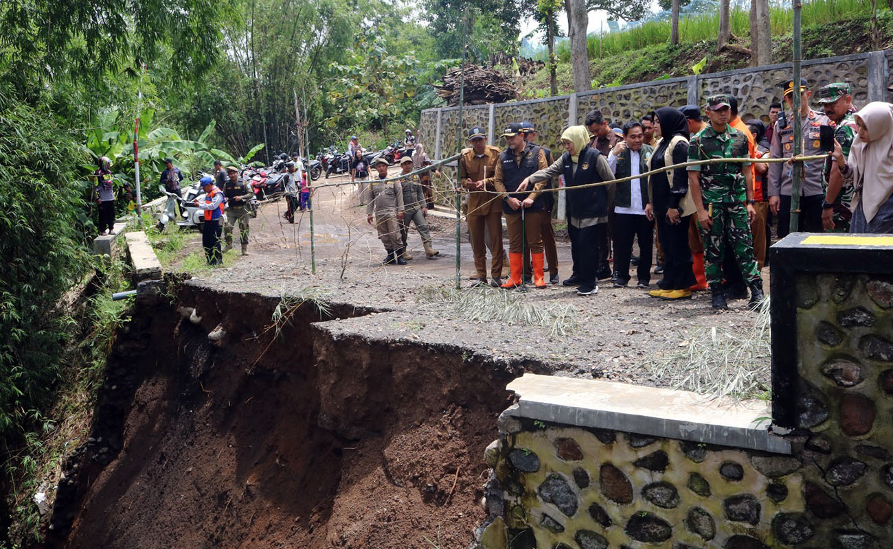 TINJAU LOKASI BANJIR: Gubernur Jawa Timur Khofifah Indar Parawansa bersama Bupati Probolinggo Mohammad Haris saat mengecek sejumlah lokasi terdampak banjir, (23/2).