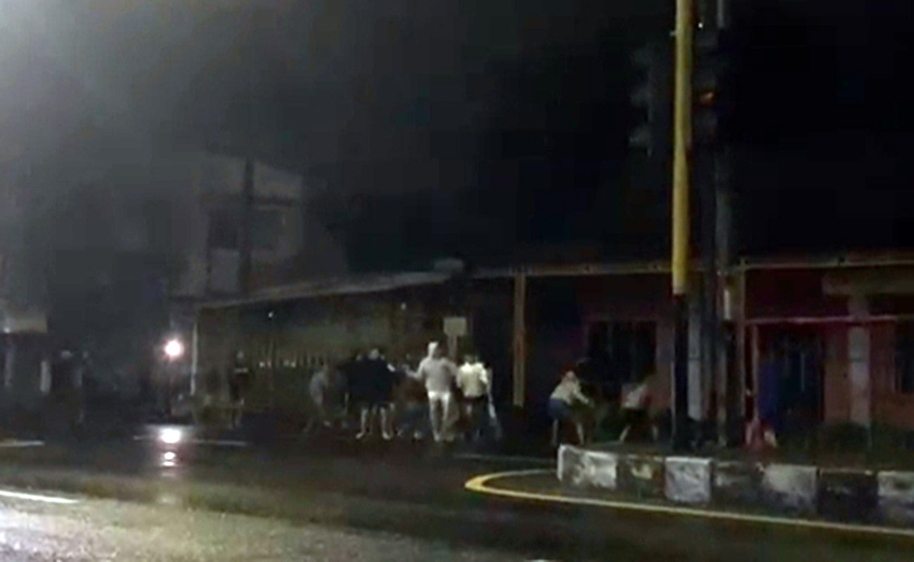 VIRAL: Potongan video tawuran di tepi jalan nasional Surabaya-Malang, Desa Suwayuwo, Kecamatan Sukorejo, Kabupaten Pasuruan, Senin dinihari (23/2). (Istimewa) 