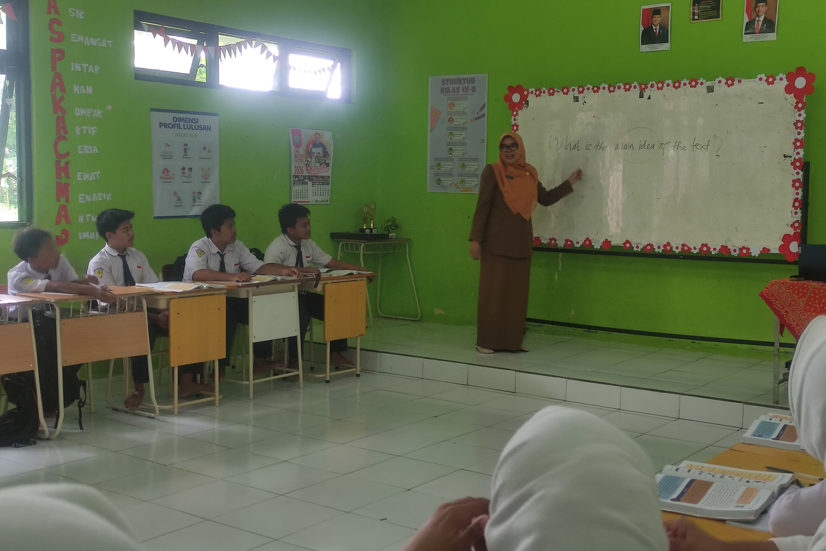 BELAJAR: Sejumlah pelajar SMPN 1 Pakuniran antusias mengikuti proses belajar mengajar Senin (23/2).
