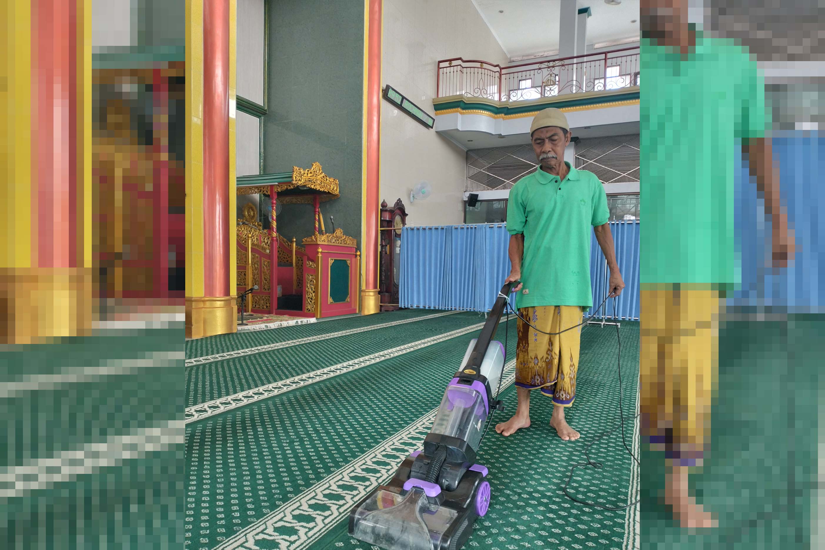 JAGA KEBERSIHAN: Kusnadi membersihkan Masjid Sayyidina Abu Bakar, Kelurahan/Kecamatan Pandaan, Kabupaten Pasuruan.