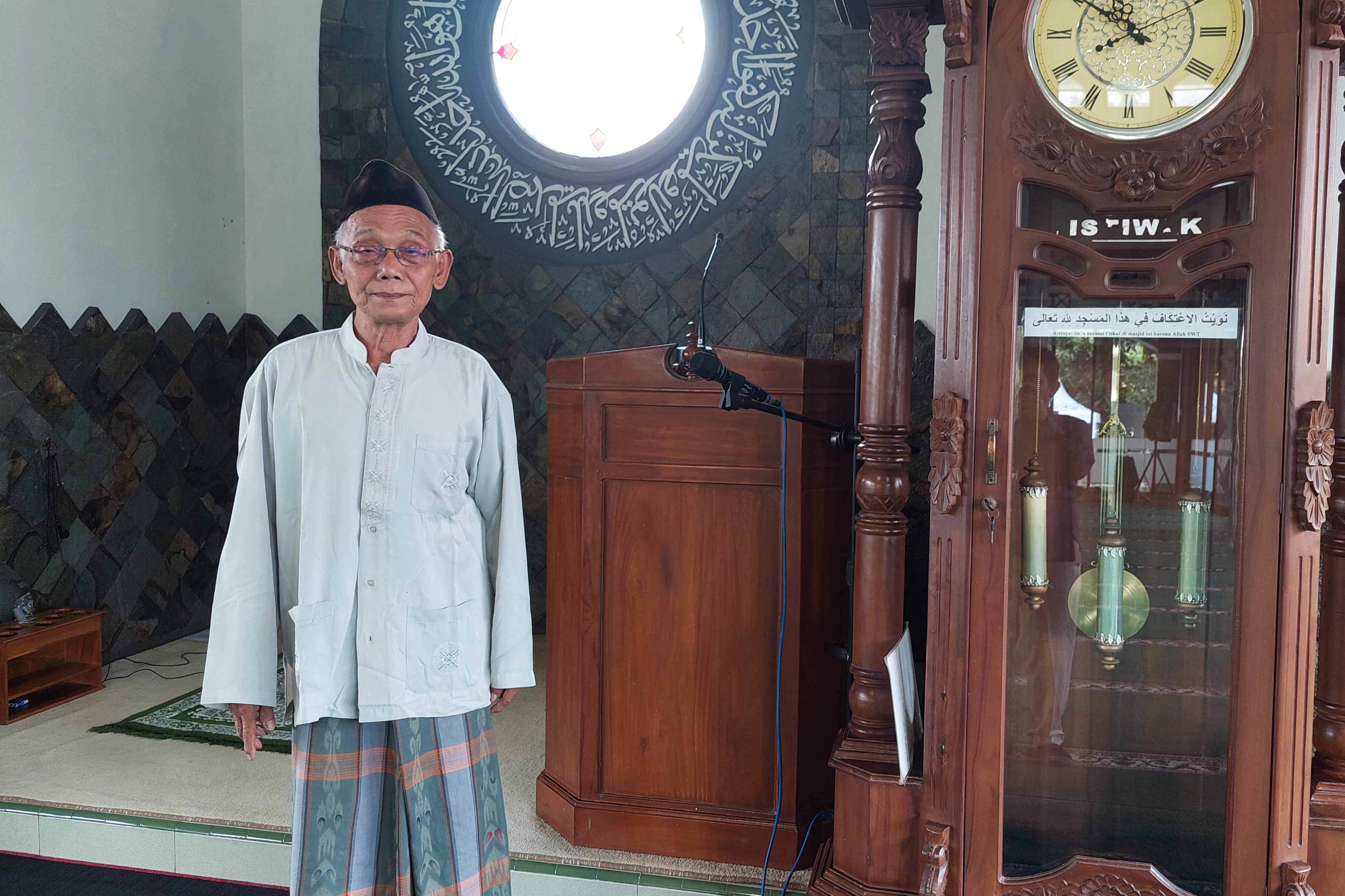 TETAP ISTIQAMAH: Moch. Sholeh, Muazin Masjid Karimul Ikhsan, Kelurahan Ketapang.