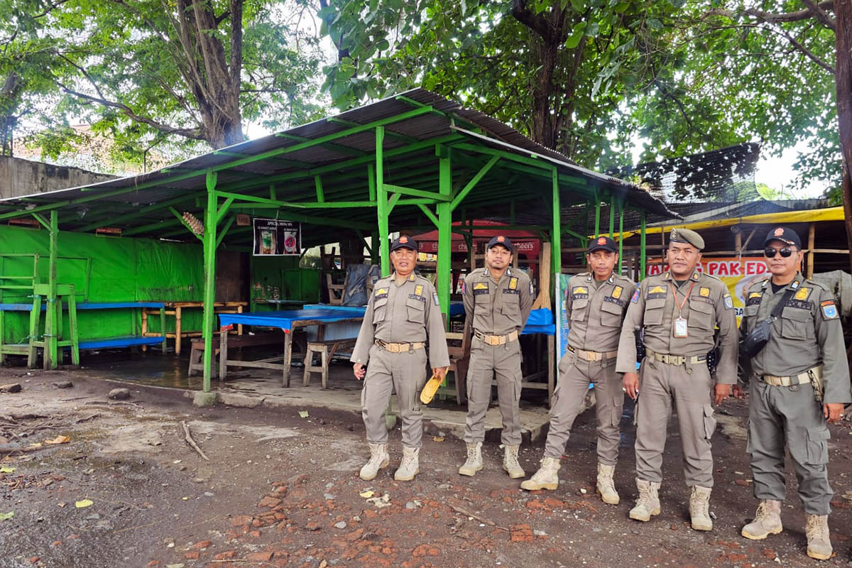 DICEK: Petugas Satpol PP Kota Probolinggo datangi sejumlah rumah makan yang beroperasi siang hari, Senin (23/2) siang.