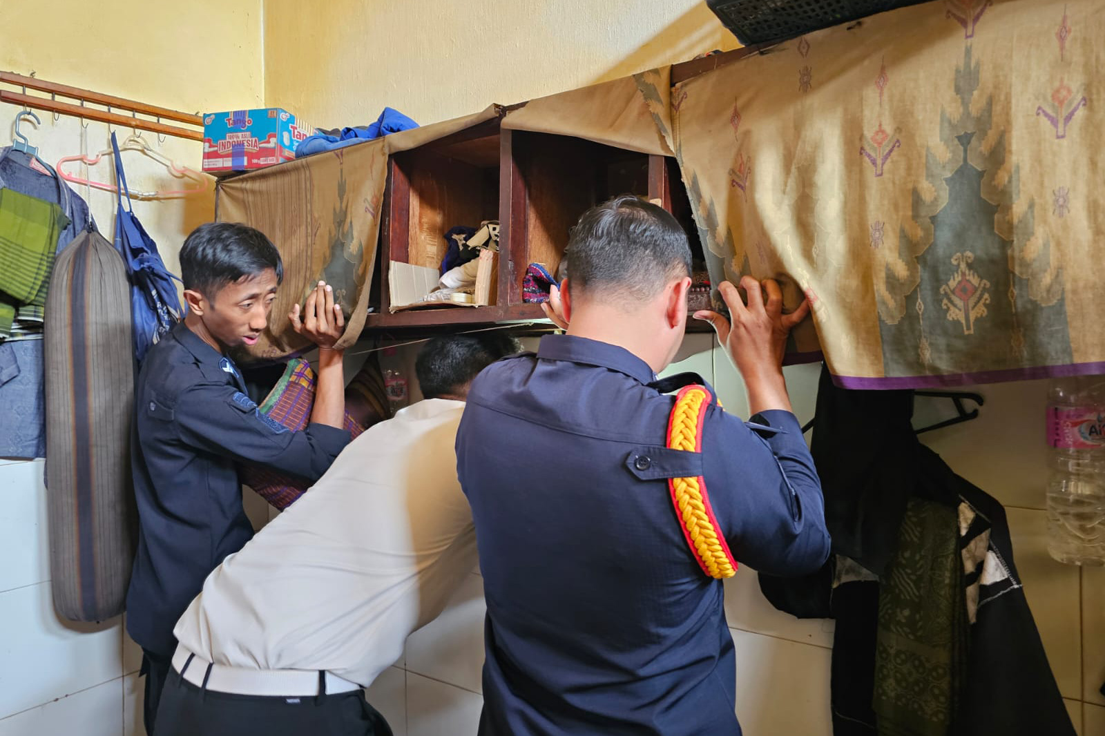 SIDAK: Petugas Lapas Kelas IIB Probolinggo menggeledah sejumlah warga binaan Senin (23/2) malam.