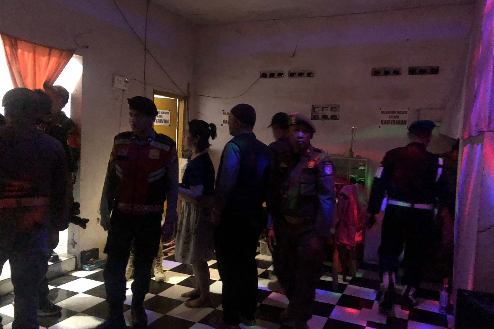 OPERASI: Tim gabungan menggelar operasi cipta kondisi ke salah satu tempat hiburan malam di Kecamatan Kademangan, Kota Probolinggo, Senin (23/2) malam.