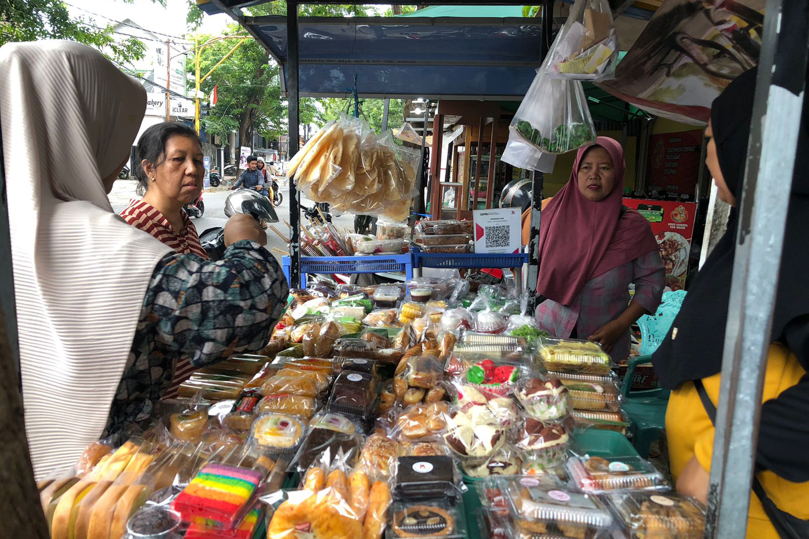 SIAP SAJI: Sejumlah warga berburu takjil di salah satu PKL Takjil di Jalan Cokroaminoto, Kota Probolinggo, Selasa (24/2).