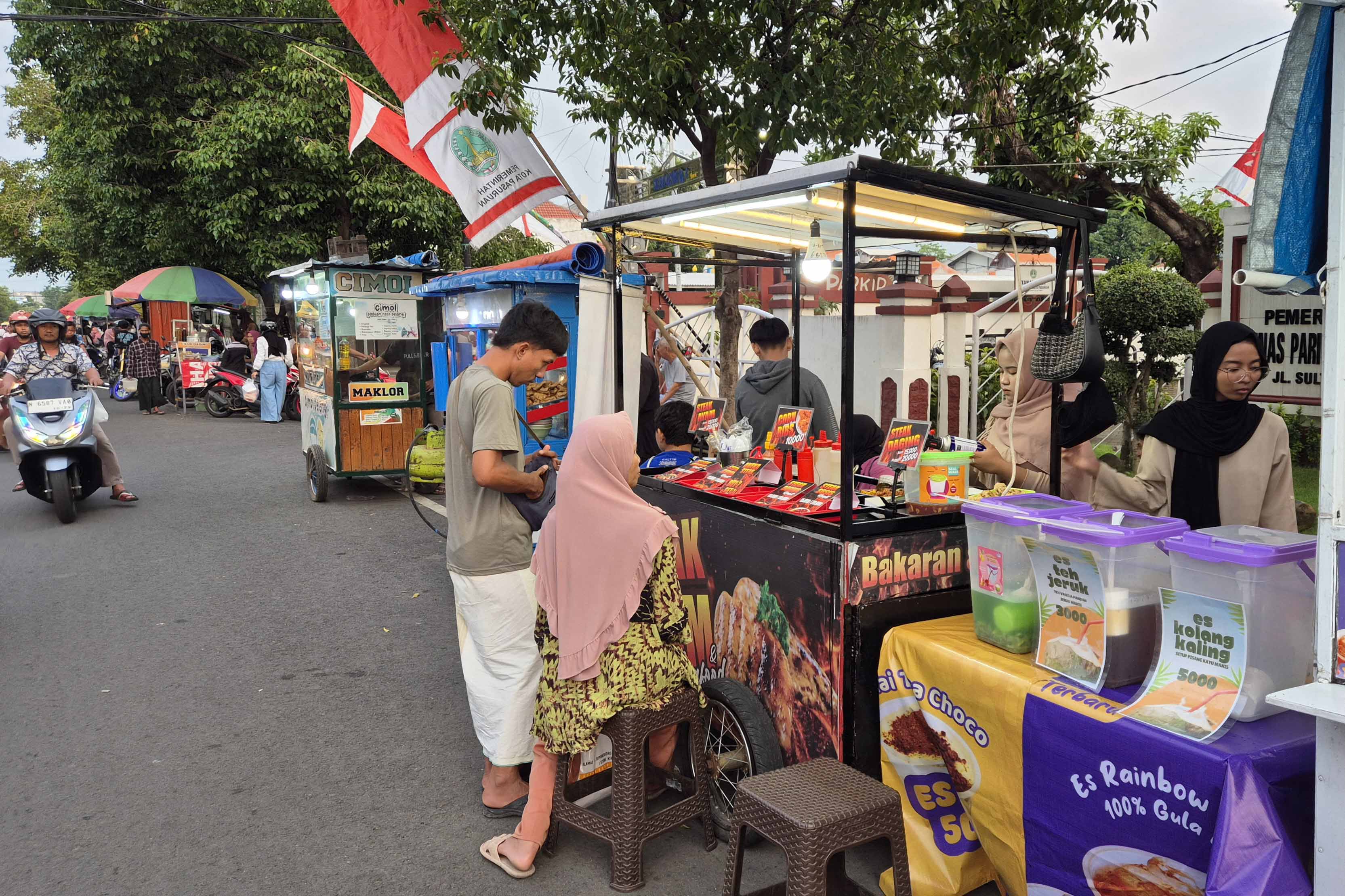 MENGAIS REZEKI: Sejumlah PKL berjualan di Pasar Takjil di Jalan Sultan Agung, Kota Pasuruan.