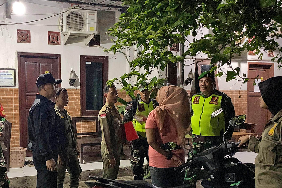 PENDATAAN: Petugas gabungan Satpol PP, polisi dan TNI saat melakukan operasi. Kegiatan tersebut, tak hanya menyasar kos-kosan, tetapi juga hotel hingga warung kopi.