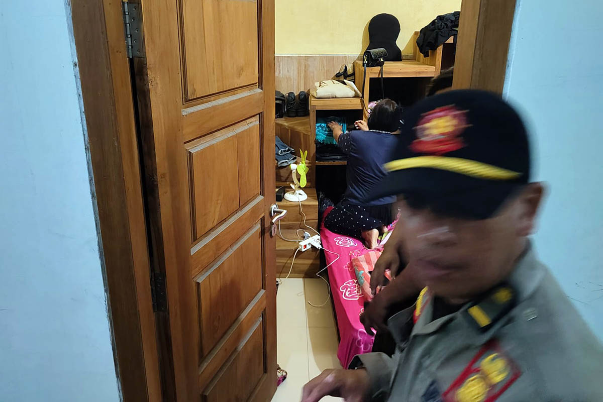 PENYISIRAN: Petugas Satpol PP Kota Pasuruan saat melakukan penyisiran kos-kosan. Hal ini dilakukan, untuk menghindari penyalahgunaan tempat kos.