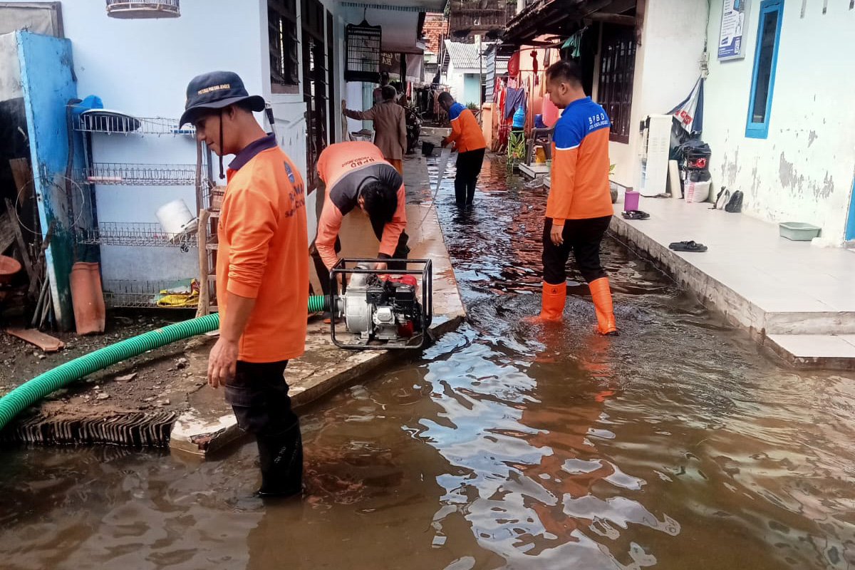TERGENANG: Petugas BPBD Kota Probolinggo menyedot genangan air di Kelurahan Sukoharjo, Kecamatan Kanigaran, Kota Probolinggo, Senin (23/2).