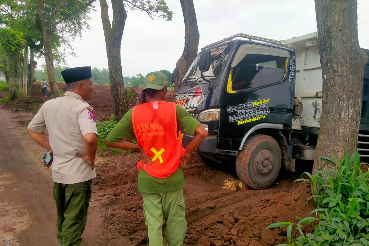 MINTA SETOP: Petugas Satpol PP Kabupaten Pasuruan saat memberikan peringatan keras untuk penghentian kegiatan.