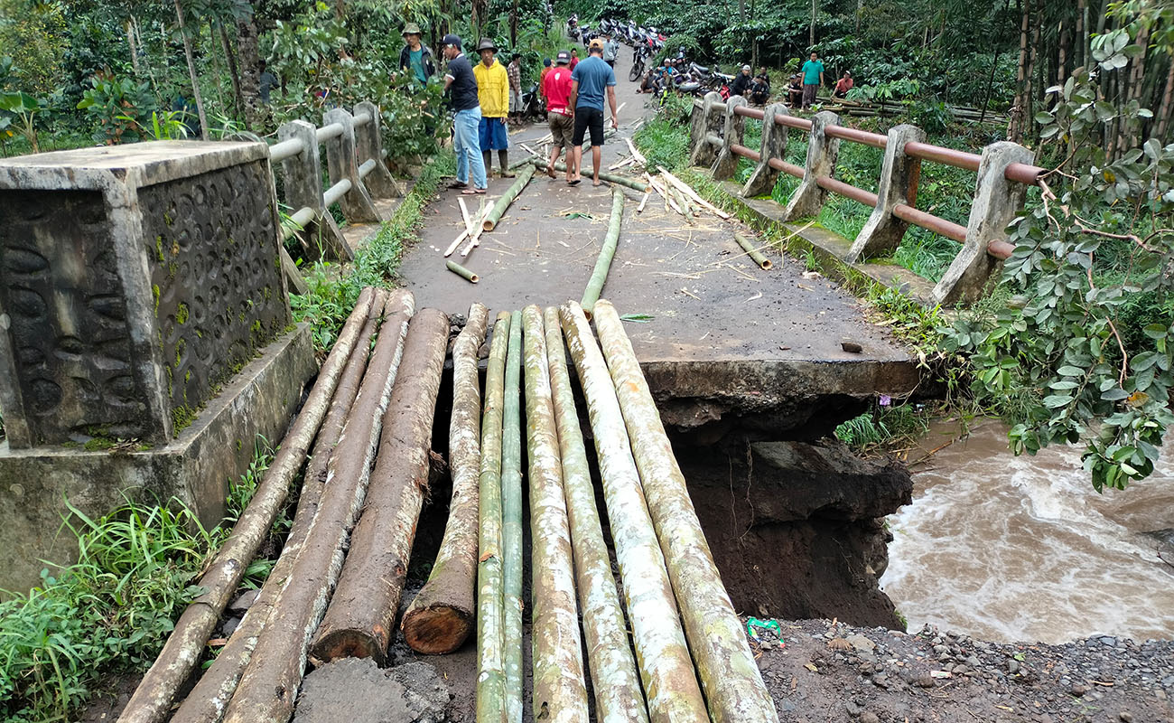 BAHAYA : Tepi jembatan di Dusun Karang Tengah Utara, Desa Roto, Kecamatan Krucil terkikis air.