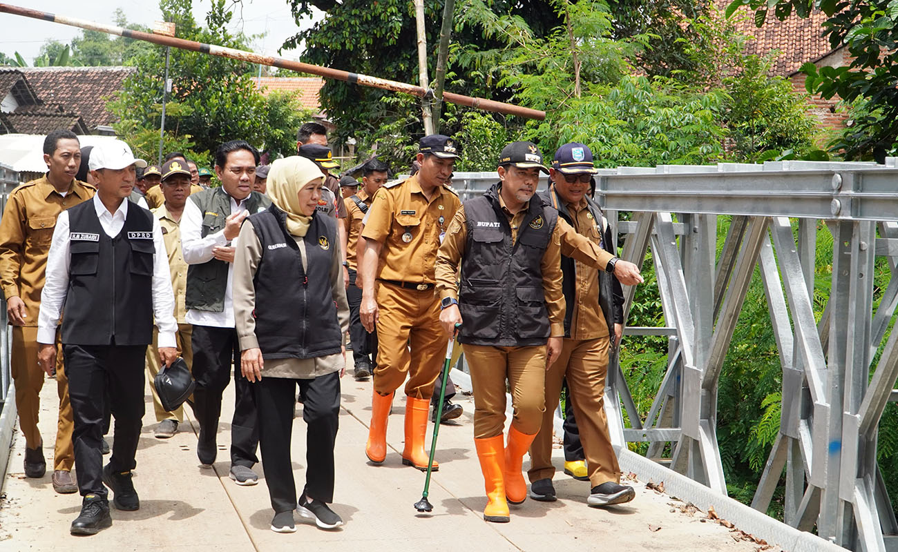 Gubernur Khofifah (depan) bersama Bupati Probolinggo Gus Haris saat meninjau sejumlah dampak bencana di Probolinggo, Senin (23/2)