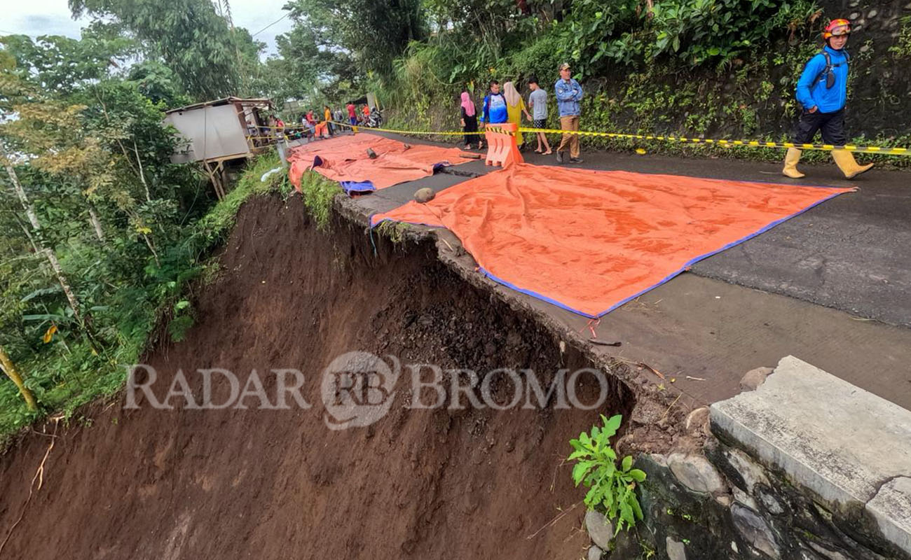 MOBIL DILARANG MELINTAS: Kondisi ruas jalan kabupaten Segaran-Tiris yang alami longsor, Selasa (24/2)