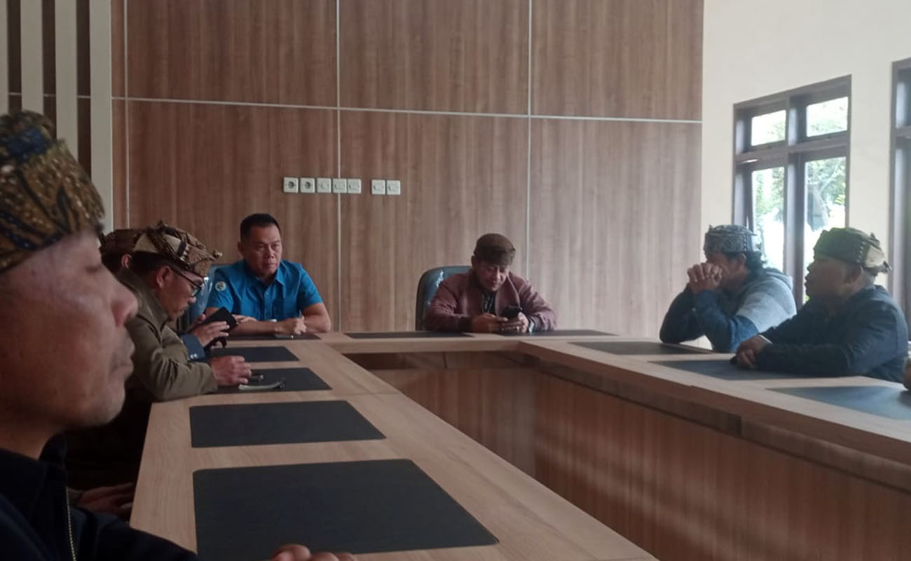 Sejumlah tokoh Tengger bersama Kepala Disporapar Heri Mulyadi saat duduk bersama membahas permasalahan yang terjadi akibat hilangnya enam koper wisatawan Bromo asal Thailand.