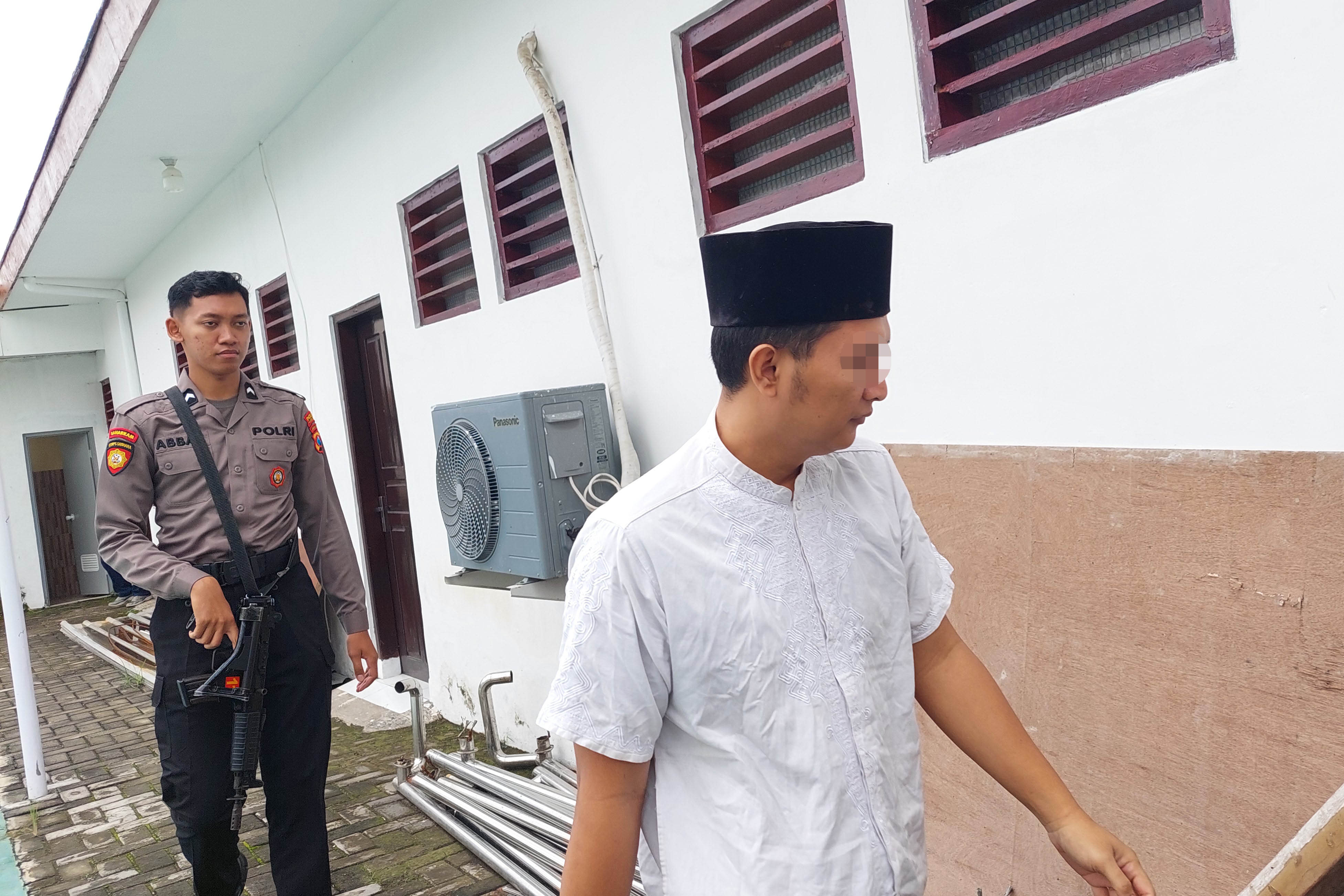 TERANCAM DIPECAT: Bur berjalan menuju ruang siding di Pengadilan Negeri Kota Probolinggo. Dia kemarin dituntut sepuluh tahun penjara.