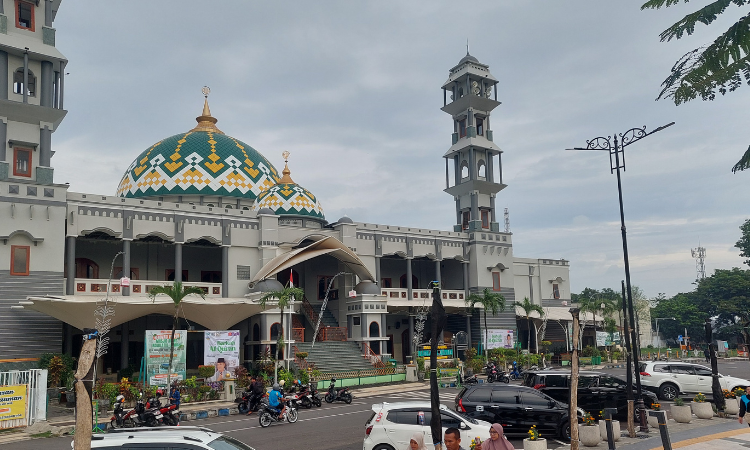 BUTUH ANGGARAN: Masjid Agung Raudlatul Jannah Kota Probolinggo yang rencananya akan direhab menjadi Masjid Emas.