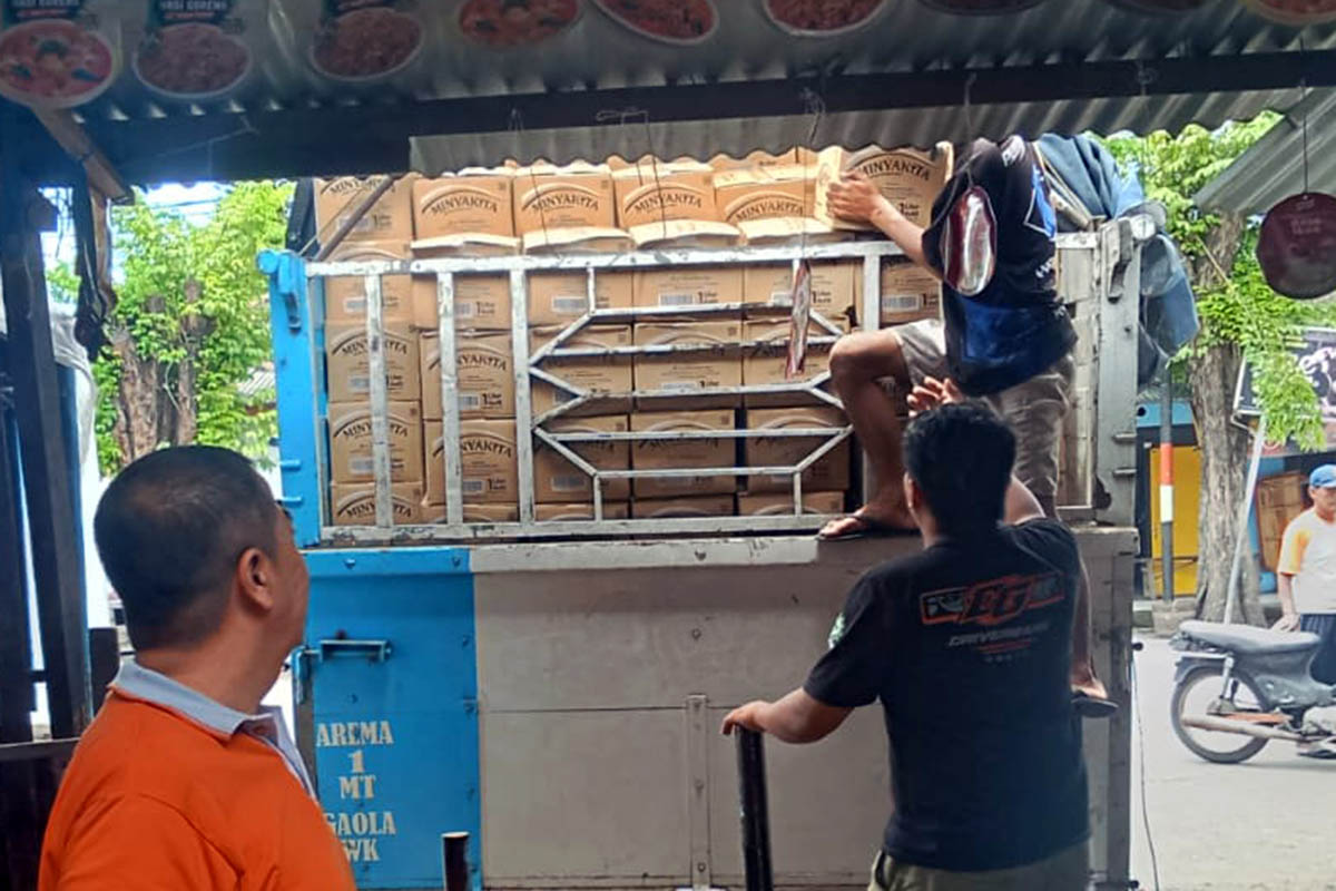 SALURKAN: Karton-karton berisi minyak yang siap didrop untuk Pasar Bangil, Sukorejo dan Pandaan. Ini untuk menjaga stabilitas harga di bulan Ramadan.